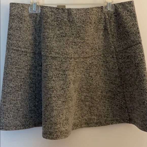 ☑️⚪️🆕 Loft Petite Textured Flippy Skirt ⚪️☑️ - Picture 4 of 6